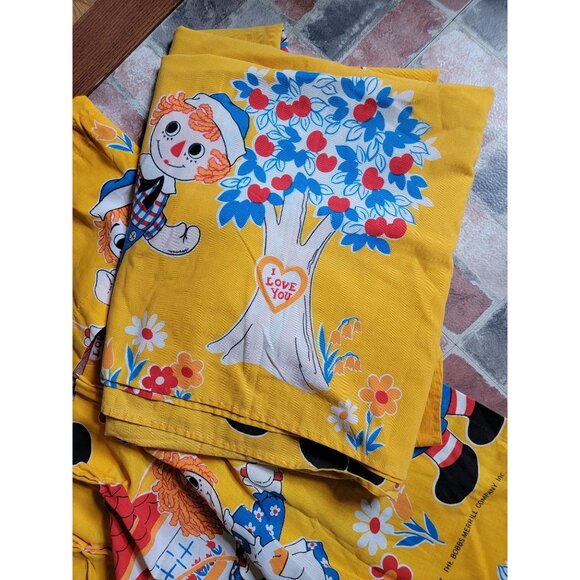 Raggedy Ann and Andy Bobbs Merrill 1977 Curtain and Valance and Flat Sheet Set - Picture 4 of 7